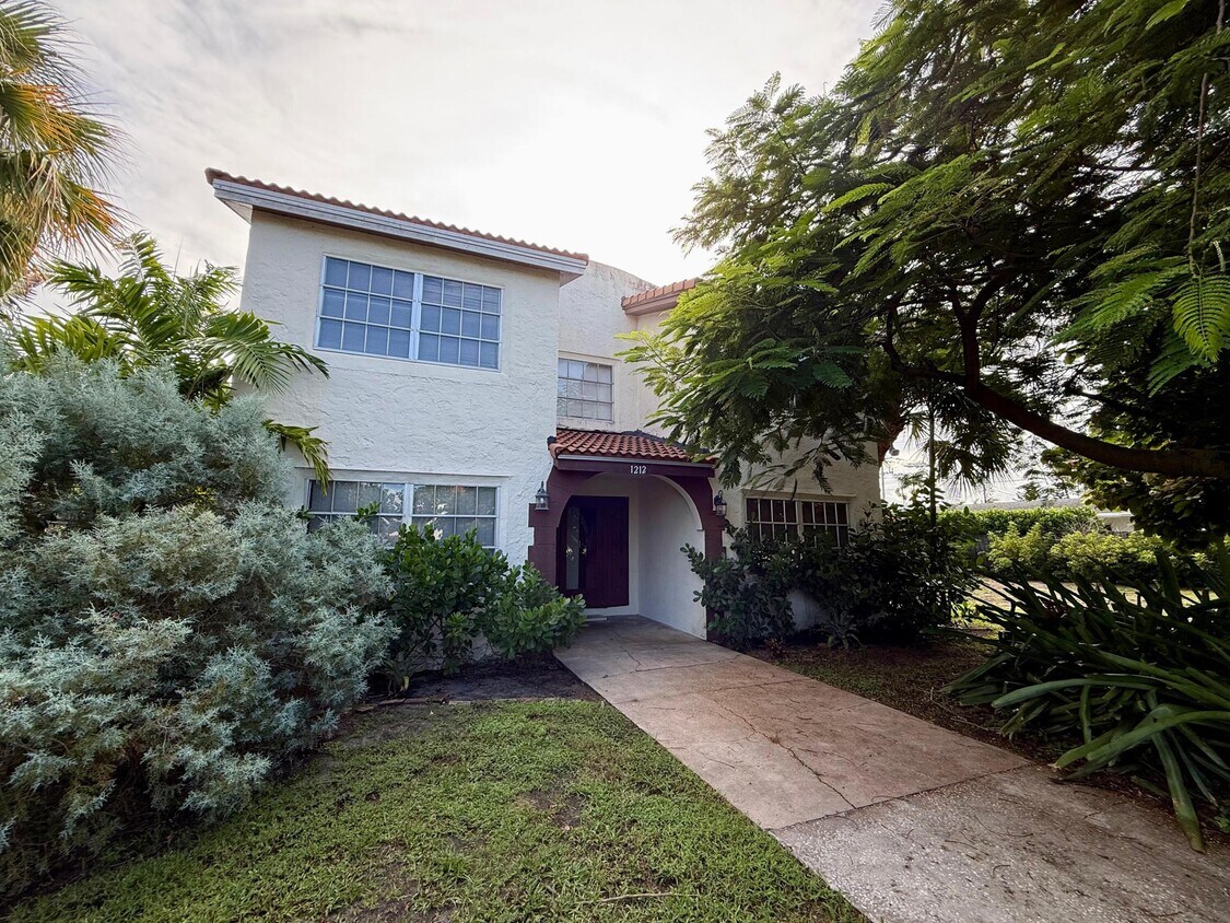 Foto principal - 1212 N Palmway