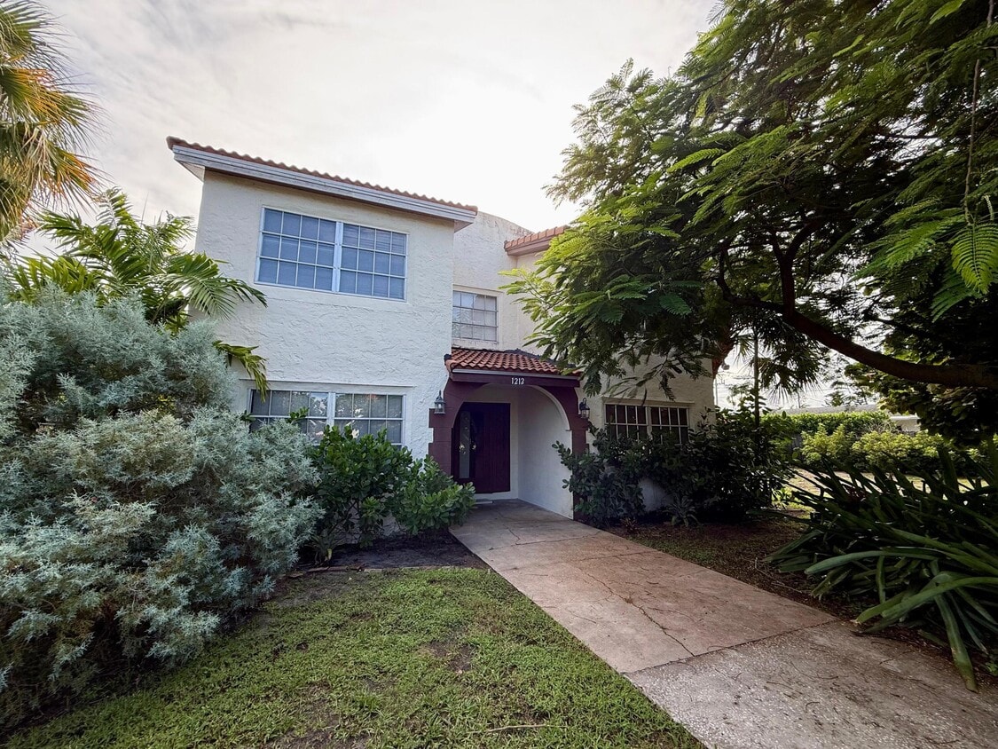 Primary Photo - 1212 N Palmway
