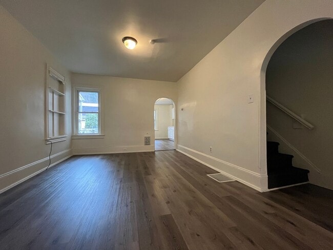 Building Photo - Jamestown St 142-144