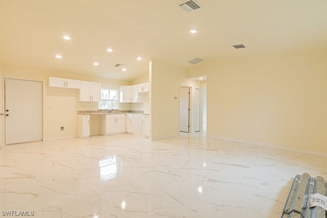 Building Photo - 27420 Treadmill Dr