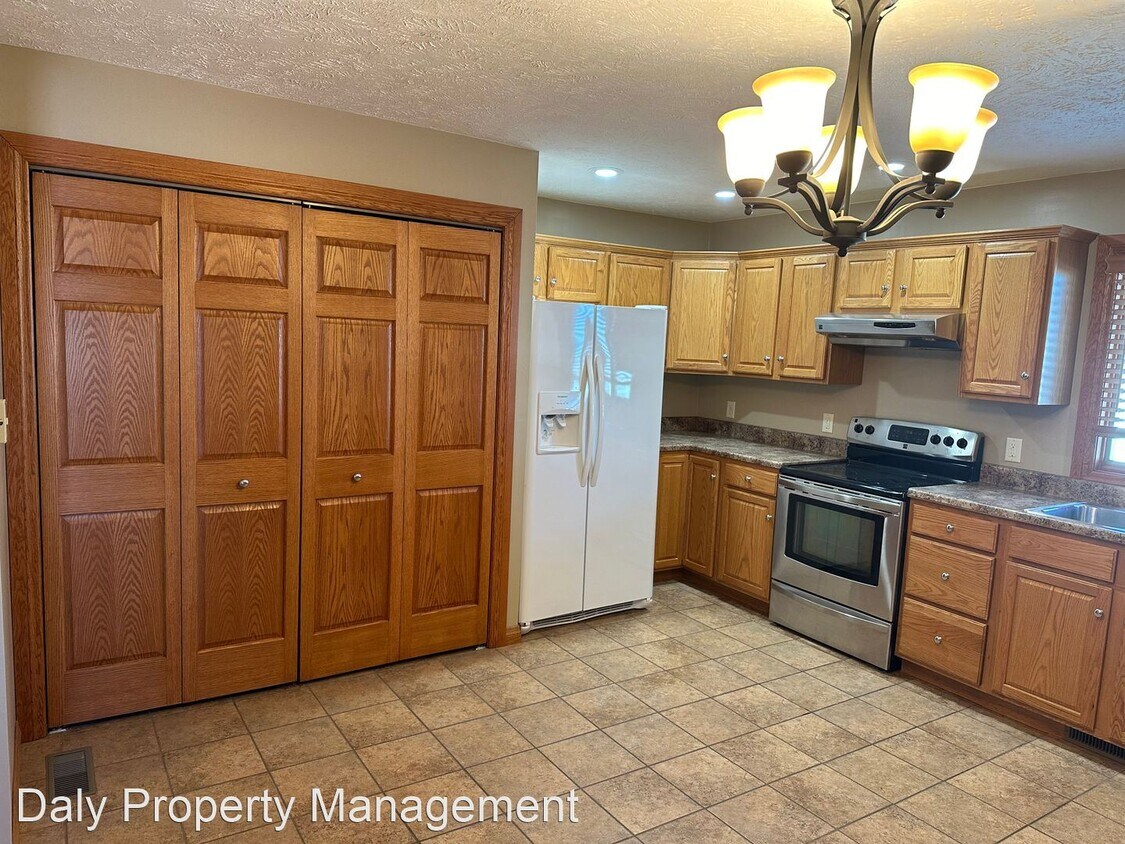 3 br, 1.5 bath House 10614 W Schimmer Drive House Rental in Wood