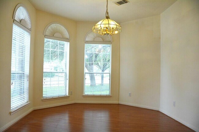 Building Photo - 3623 Pine Valley Dr