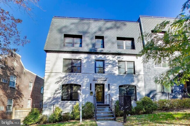 Foto del edificio - 4017 Davis Pl NW