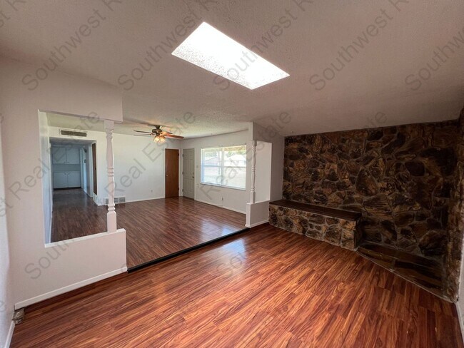 Foto del edificio - Spacious 3-bedroom 2 bath home- Freshly pa...