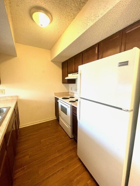 Cocina amplia tipo galera - Oakview Townhomes