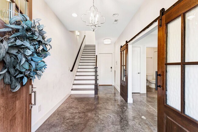 Building Photo - Modern living in Salemtown!