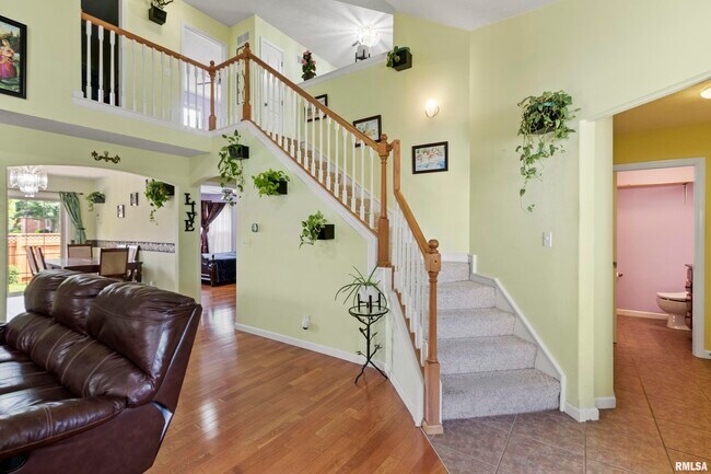 Building Photo - 2213 W Kenfield Ct