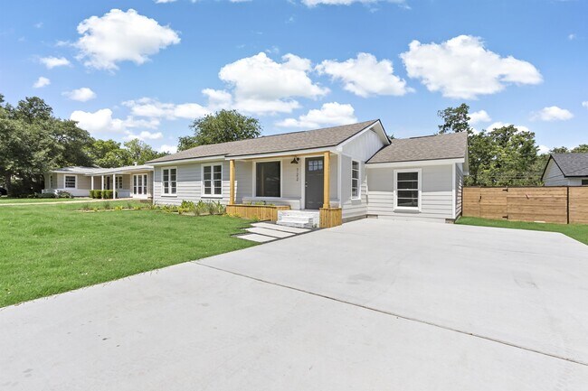 Building Photo - 722 Mary Lake Dr