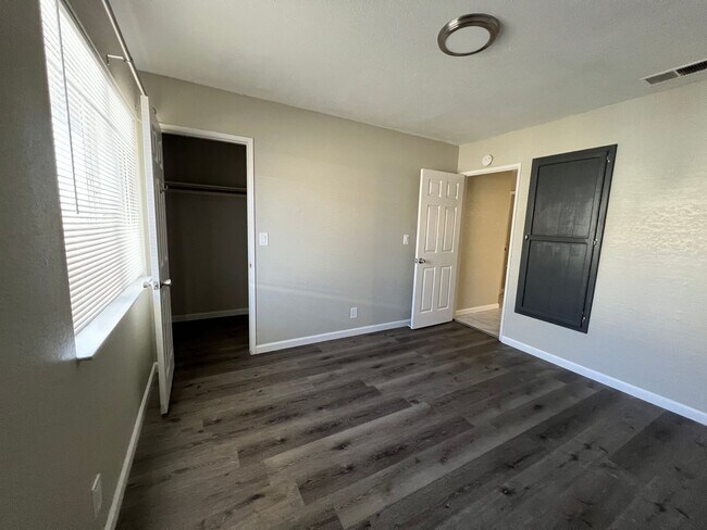 Foto del edificio - 513 E Ridgecrest Blvd