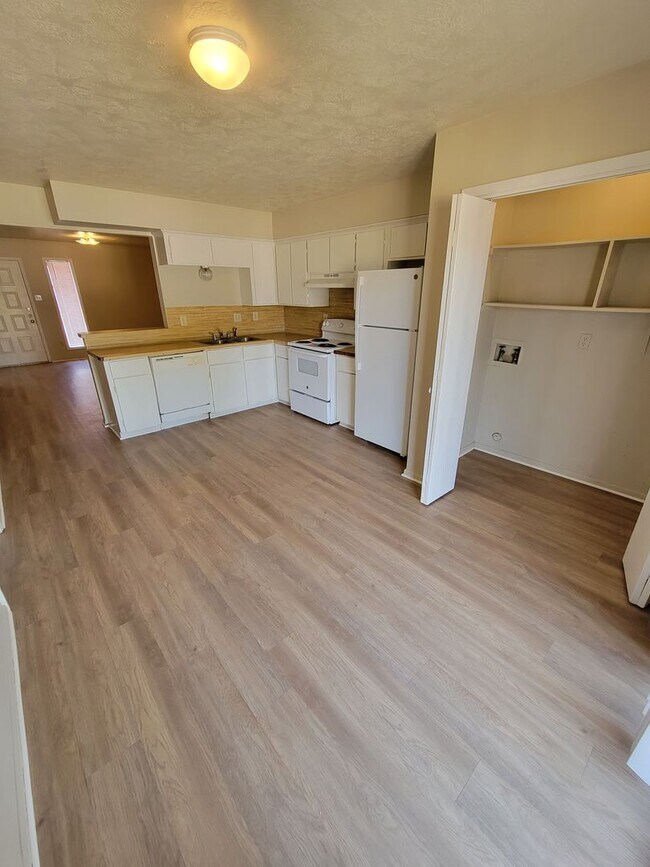Building Photo - College Station - 2 bedroom /1.5 bath four...