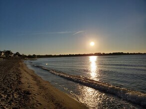 Building Photo - 1046 E Broadway