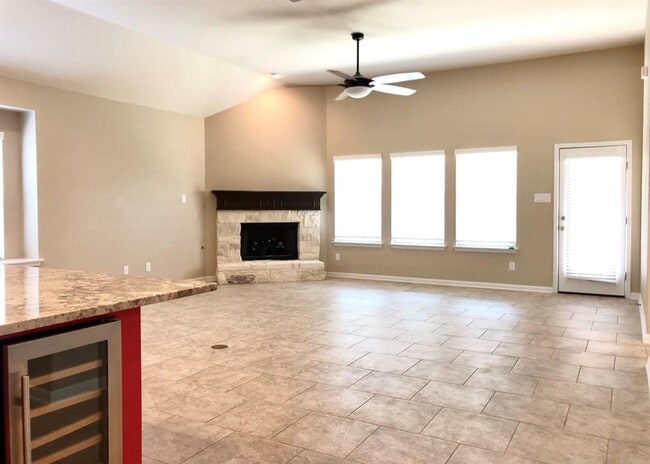 Building Photo - 130 Middle Creek Dr