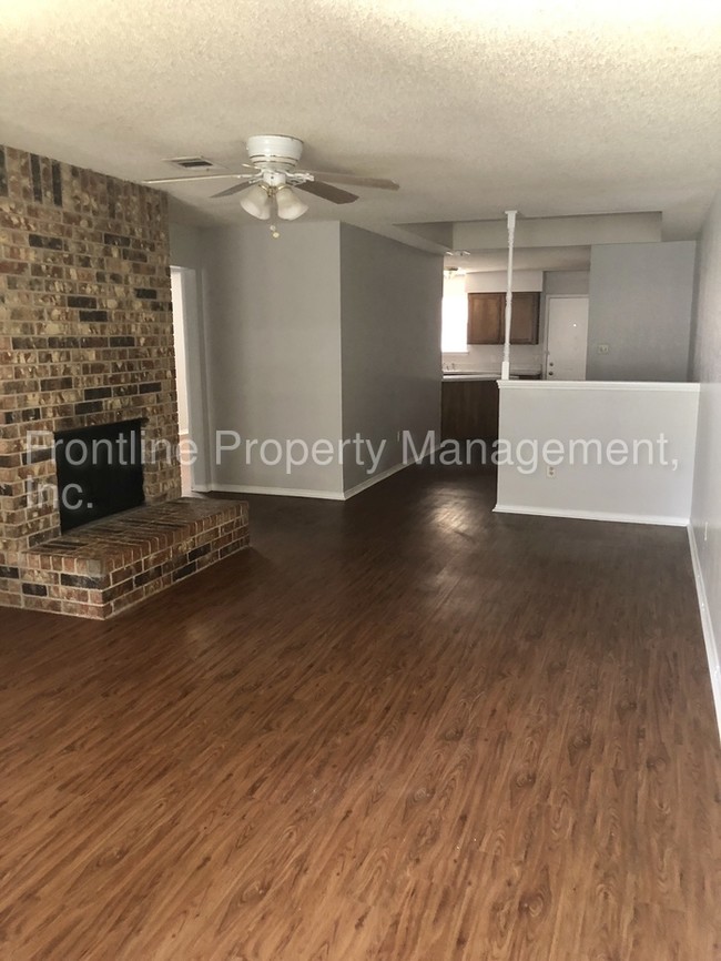 Building Photo - Two Bedroom Duplex near 287