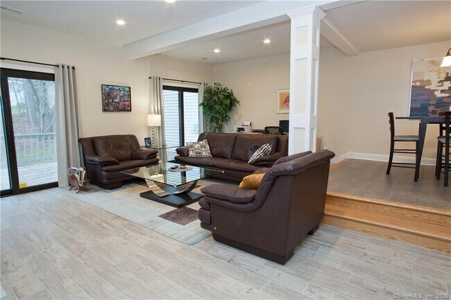 Foto del edificio - 48 Farmington Chase Crescent