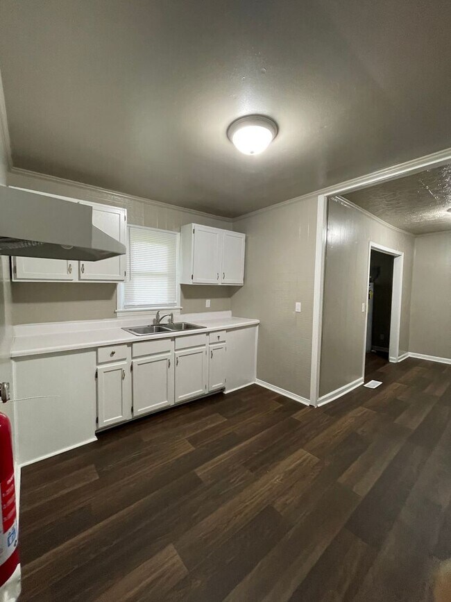 Foto del edificio - 3 Bedroom/1 Bath home with large yard