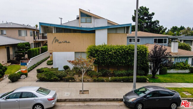 Foto del edificio - 7838 W Manchester Ave