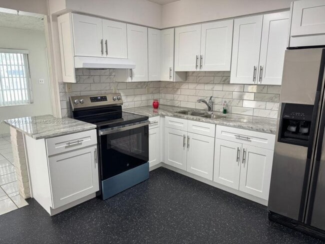 Photo - 3 bedroom in Hollywood FL 33023 Apartment