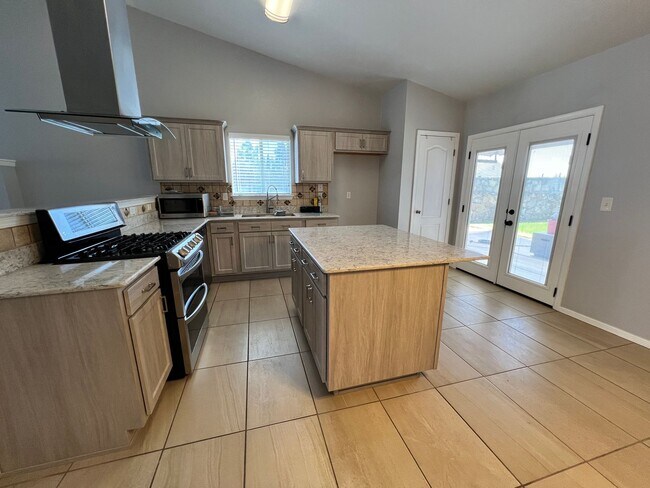 Foto del edificio - Beautiful East Side Home-Prime Location!