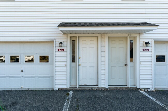 Building Photo - 126 Aspetuck Vlg