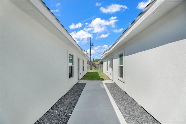 Foto del edificio - 16 West Dr