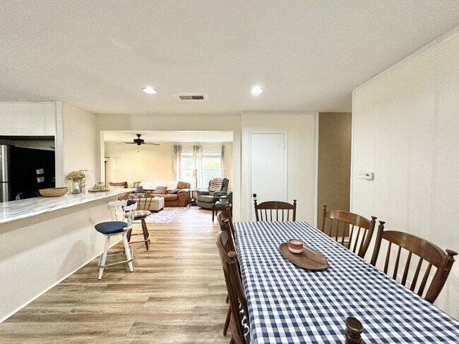 Building Photo - Coming Soon! 3 Bedroom 2 Bath 2 Car Carpor...