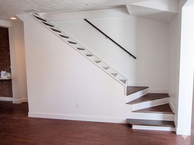 Building Photo - Beautiful 3 bed, 1 bath luxury apartment South Side Flats