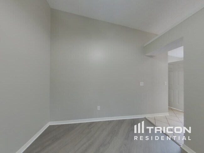 Building Photo - 8465 Country Bend Cir W