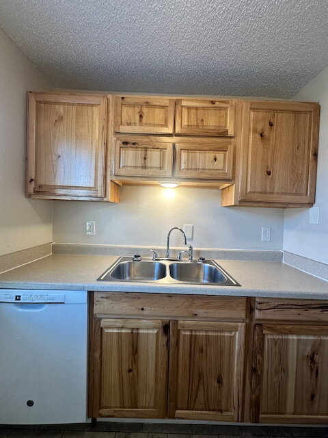 Foto del edificio - 1 - Bedroom Apartment, Corner Unit, Downstairs, Near Transportation