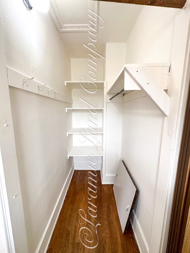 Foto del edificio - 817 E University Ave