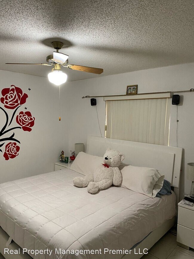 Building Photo - 3 br, 2.5 bath House - 326 E 12th St Unit 1