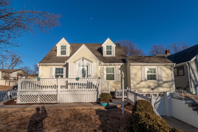 Charming 1.5 story in Aksarben - Charming 1.5 story in Aksarben House