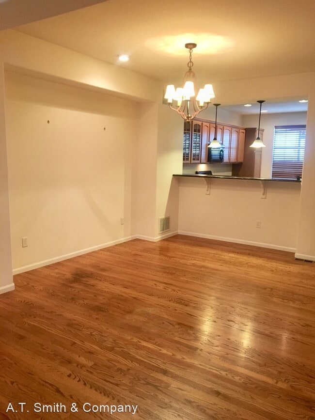 Building Photo - 3 br, 3 bath House - 580 Green Ash Street # C