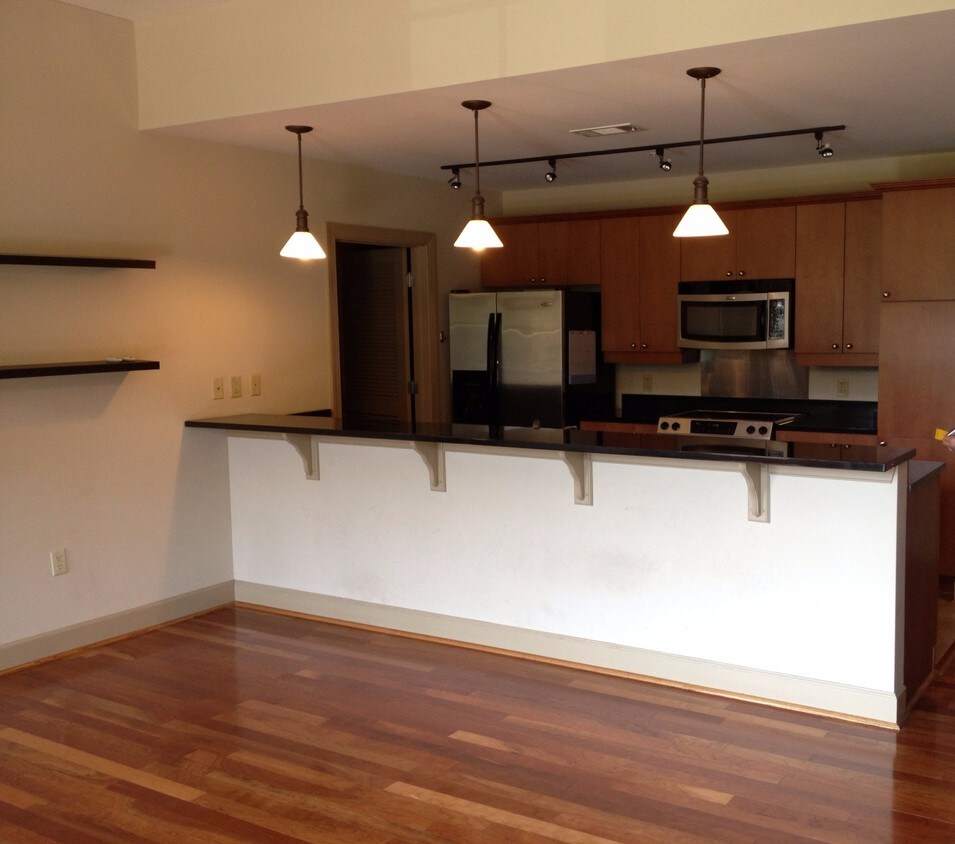 Living Area/Kitchen - 1040 Broadway St