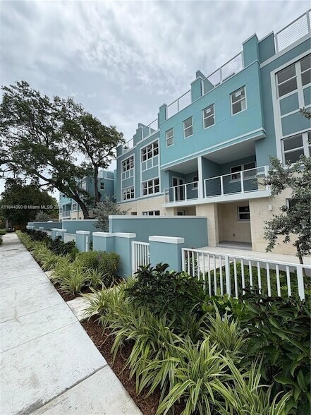 Building Photo - 824 SE 12th Ct