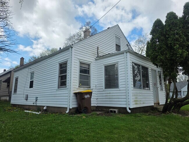 Building Photo - 427 N Henrietta Ave