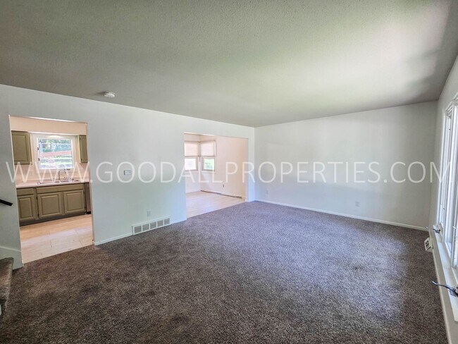Foto del edificio - 4 Bedroom Split-Level Home for Rent in Urbandale – 2 Living Areas & Private Backyard!