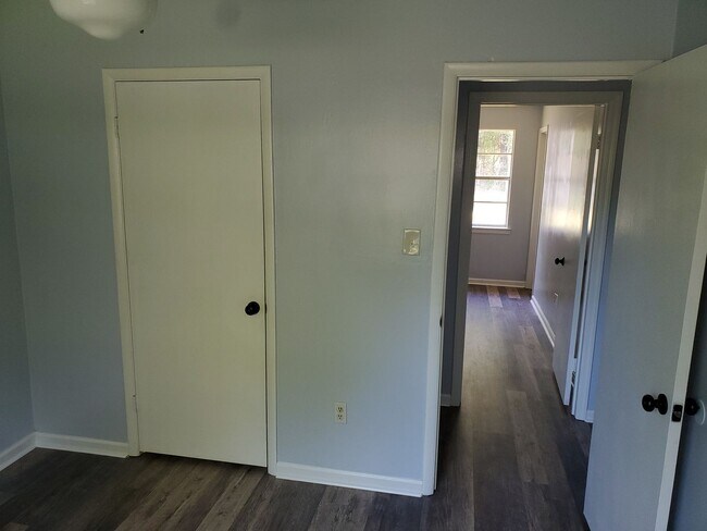 Building Photo - Spacious, quiet neighborhood