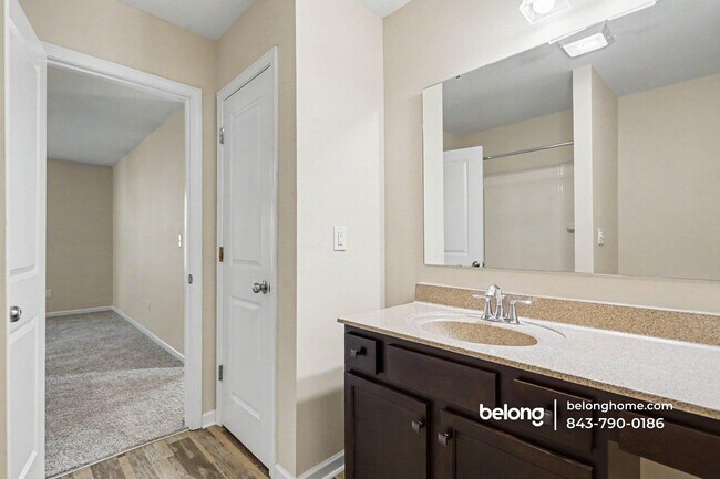 Foto del edificio - 447 Tayberry Ln