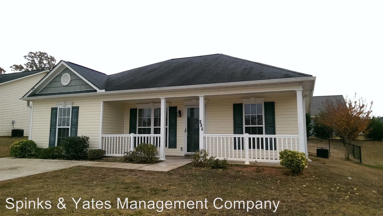 Primary Photo - 3 br, 2 bath House - 304 Northwoods Dr.