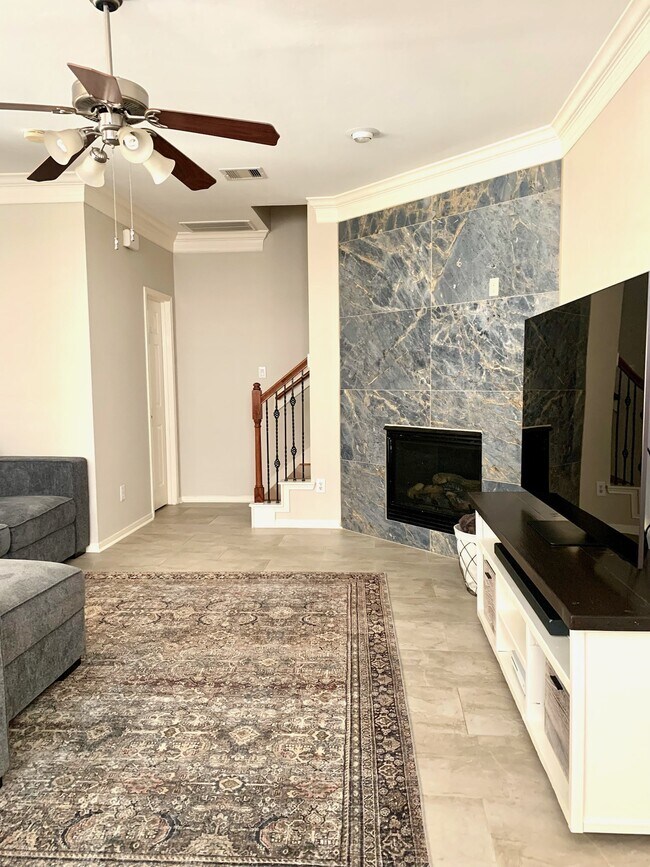Building Photo - 6222 Skyline Dr