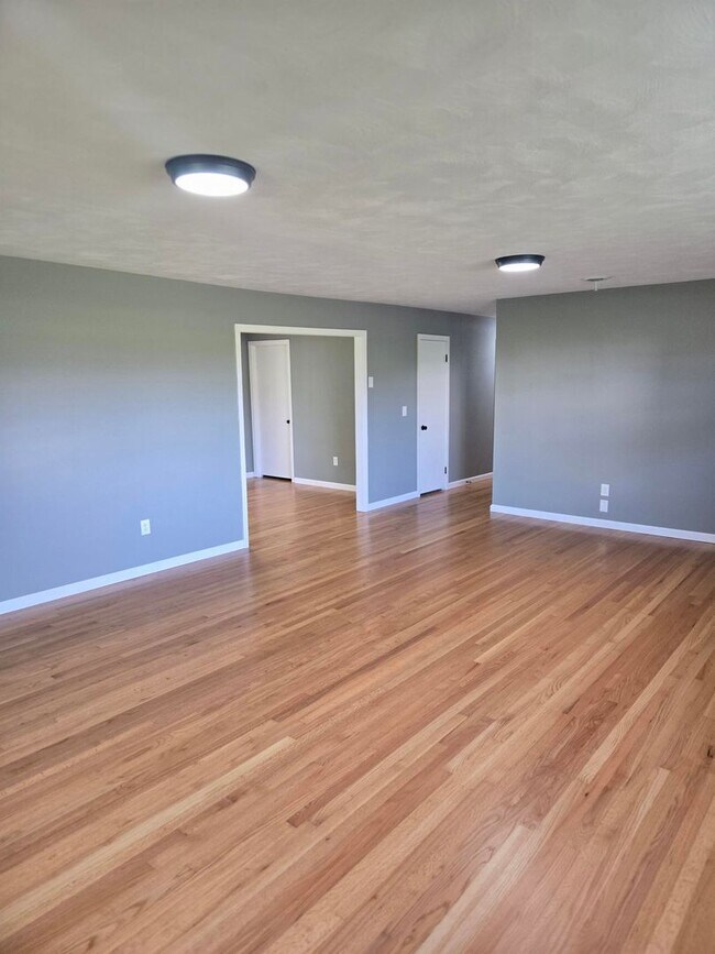 Foto del edificio - Charming 3-Bedroom Brick Home in Town – Newly Remodeled!