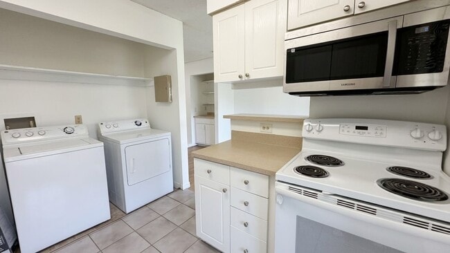 Foto del edificio - Baymeadows 2-Bedroom Condo with Water Views & Screened Patio