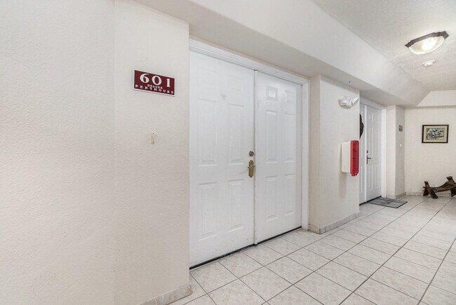Building Photo - 801 Del Rio Way