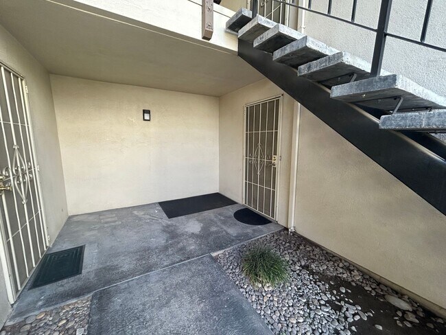 Building Photo - 3701 Colonial Dr