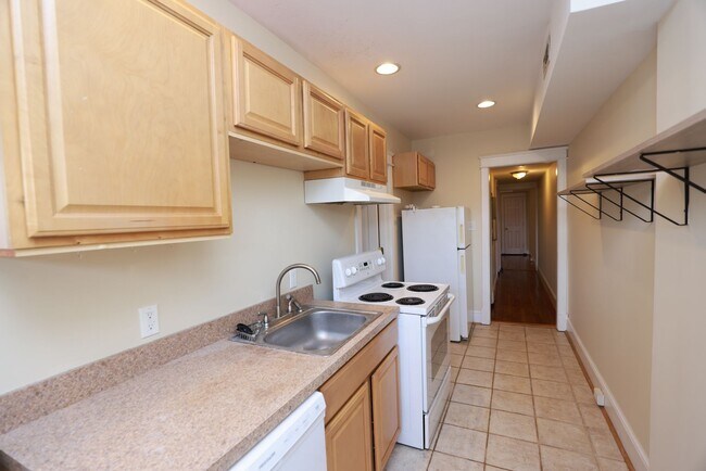 Building Photo - Spacious 3-Bedroom Manchester Apartment wi...
