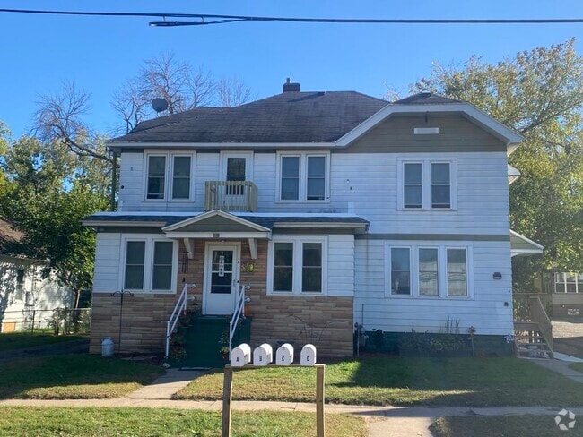 Building Photo - 215 Maple St