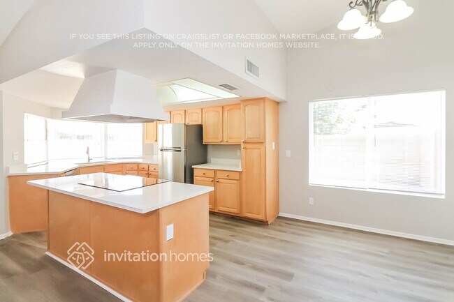 Foto del edificio - 6142 W Sunnyside Dr