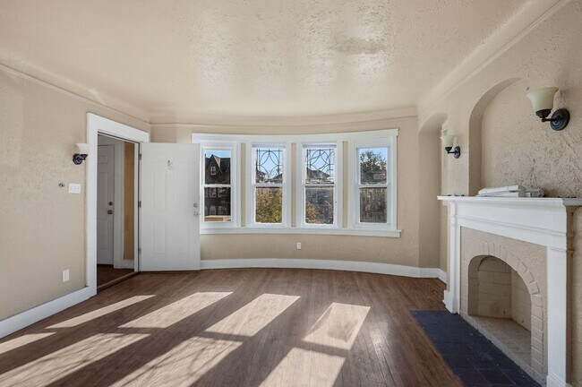 Building Photo - Welcome to this charming 3-bedroom, 1-bath...