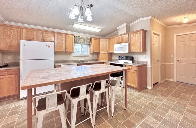 Building Photo - Spacious 3 Bed, 2 Bath Mobile Home in Gonz...