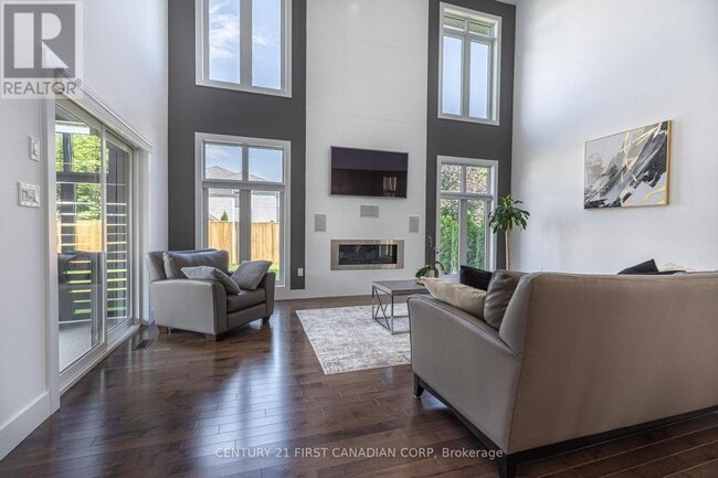 Building Photo - 962 Moy Cres